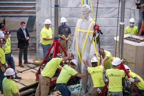 Arbeiter entfernen die Statue des konföderierten Präsidenten Jefferson Davis aus dem Capitol des Bundesstaates Kentucky, nachdem eine Kommission dem zugestimmt hatte. Nach einer Reihe von "Black Lives Matter"-Protesten, werden in einigen Ländern Denkmäler von historischen Personen, die mit Kolonialismus und Sklavenhandel in Verbindung gebracht werden, entfernt. 