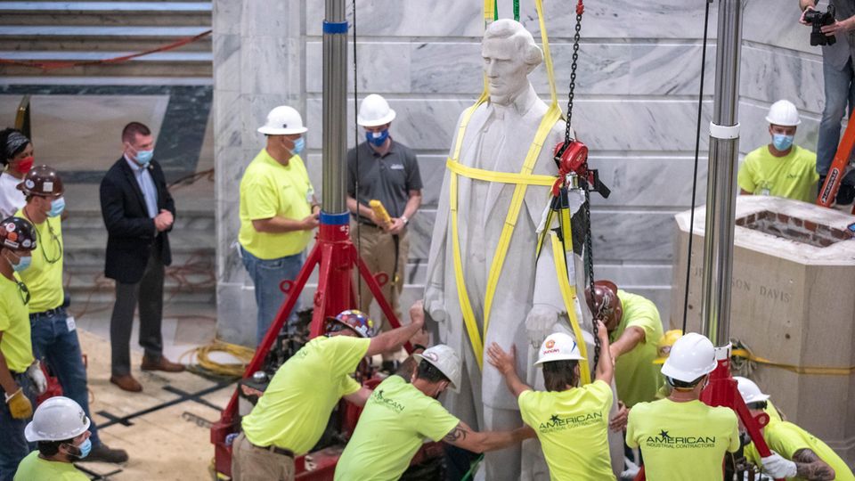 Arbeiter entfernen die Statue des konföderierten Präsidenten Jefferson Davis aus dem Capitol des Bundesstaates Kentucky, nachdem eine Kommission dem zugestimmt hatte. Nach einer Reihe von "Black Lives Matter"-Protesten, werden in einigen Ländern Denkmäler von historischen Personen, die mit Kolonialismus und Sklavenhandel in Verbindung gebracht werden, entfernt. 