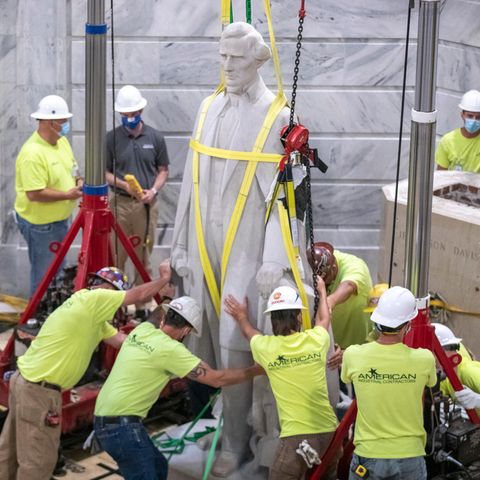 Arbeiter entfernen die Statue des konföderierten Präsidenten Jefferson Davis aus dem Capitol des Bundesstaates Kentucky, nachdem eine Kommission dem zugestimmt hatte. Nach einer Reihe von "Black Lives Matter"-Protesten, werden in einigen Ländern Denkmäler von historischen Personen, die mit Kolonialismus und Sklavenhandel in Verbindung gebracht werden, entfernt. 