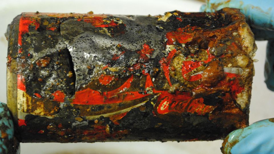 Plastikmüll aus der Tiefsee nach gut 20 Jahren noch wie neu Coca-Cola-Dose aus Tiefsee
