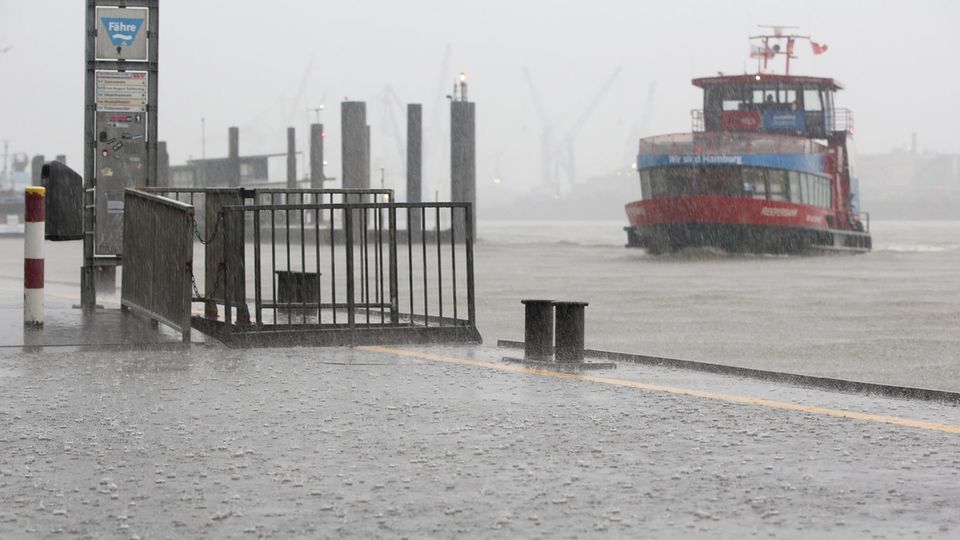 Während starkem Regen legt am Samstag eine Fähre an den Landungsbrücken im Hamburger Hafen an