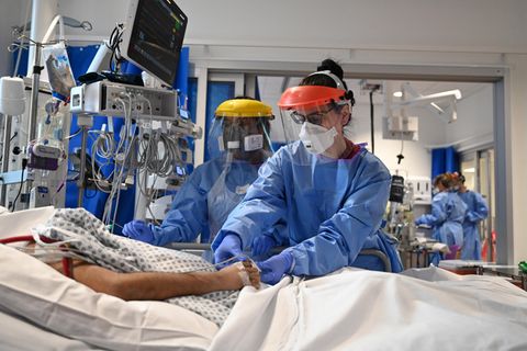 Mediziner behandeln einen Patienten mit Covid-19