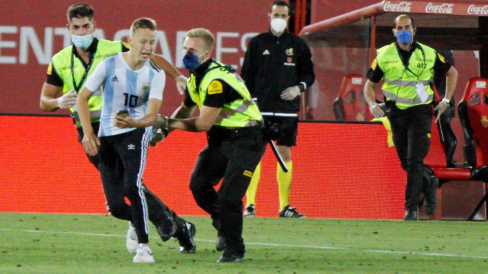 FC Barcelona beim RCD Mallorca: Wird sofort von Sicherheitskräften überwältigt: der Flitzer beim Spiel der Primera Division auf Mallorca Wird sofort von Sicherheitskräften überwältigt: der Flitzer beim Spiel der Primera Division auf Mallorca