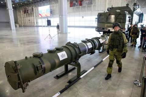 Russischer Offizier geht an Marschflugkörper entlang