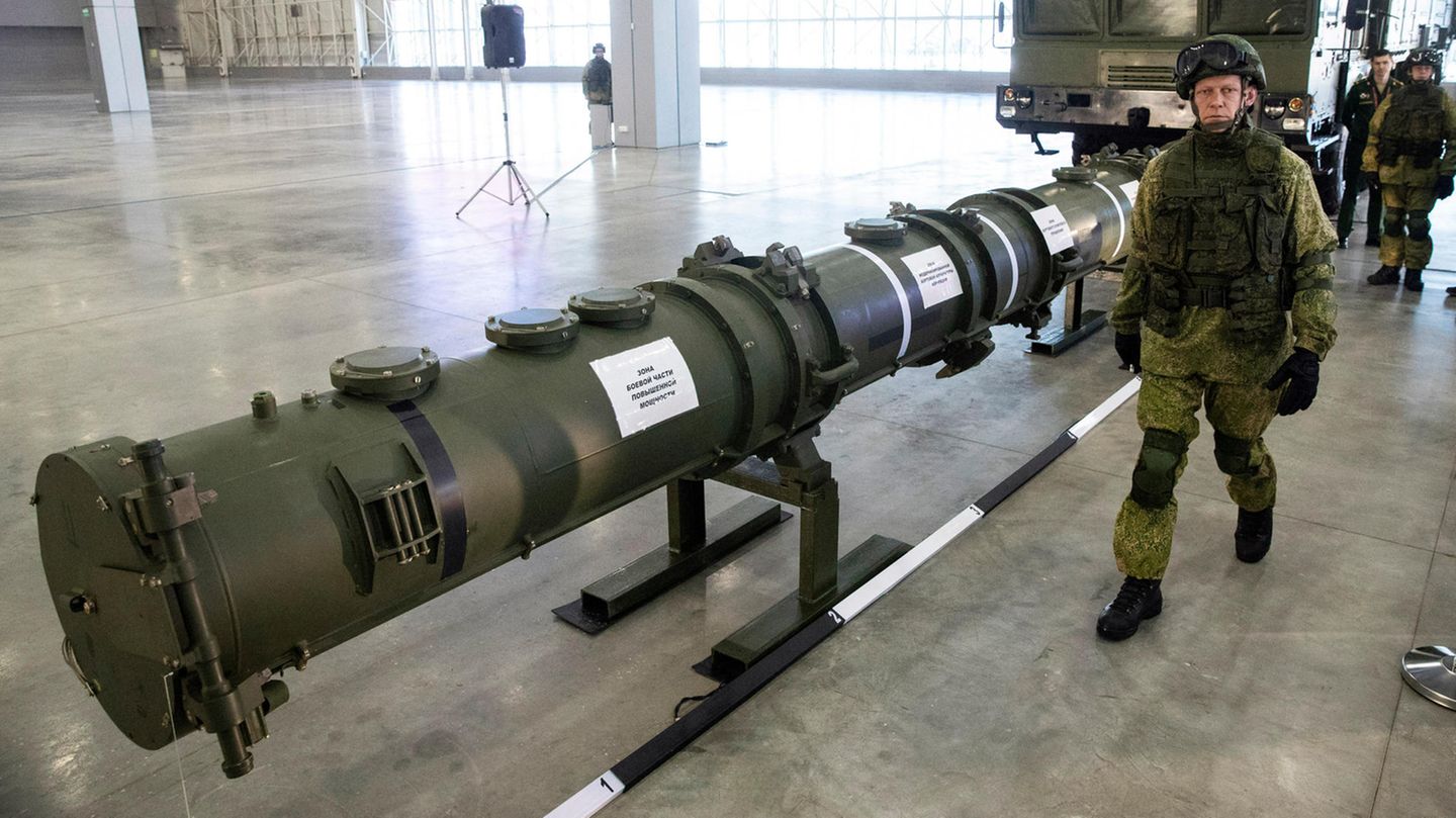 Russischer Offizier geht an Marschflugkörper entlang