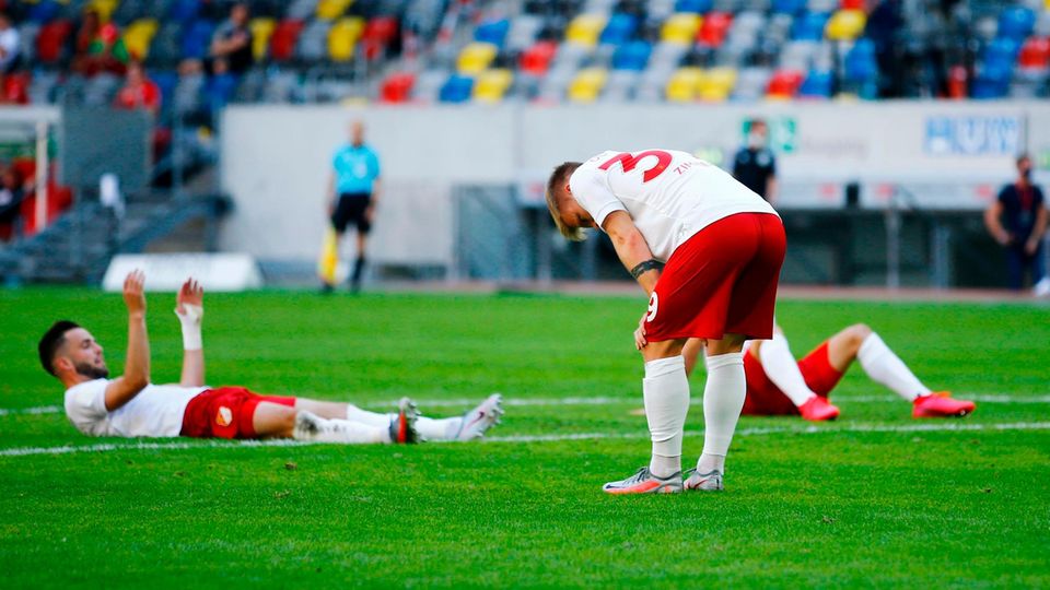 Enttäuschte Spieler von Fortuna Düsseldorf Enttäuschte Spieler von Fortuna Düsseldorf