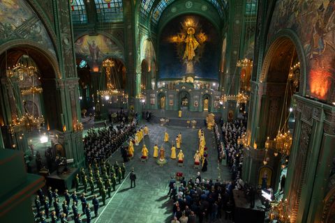 Mitglieder des russischen Militärs nehmen an einer Zeremonie zur Einweihung der "Kirche des Sieges" teil