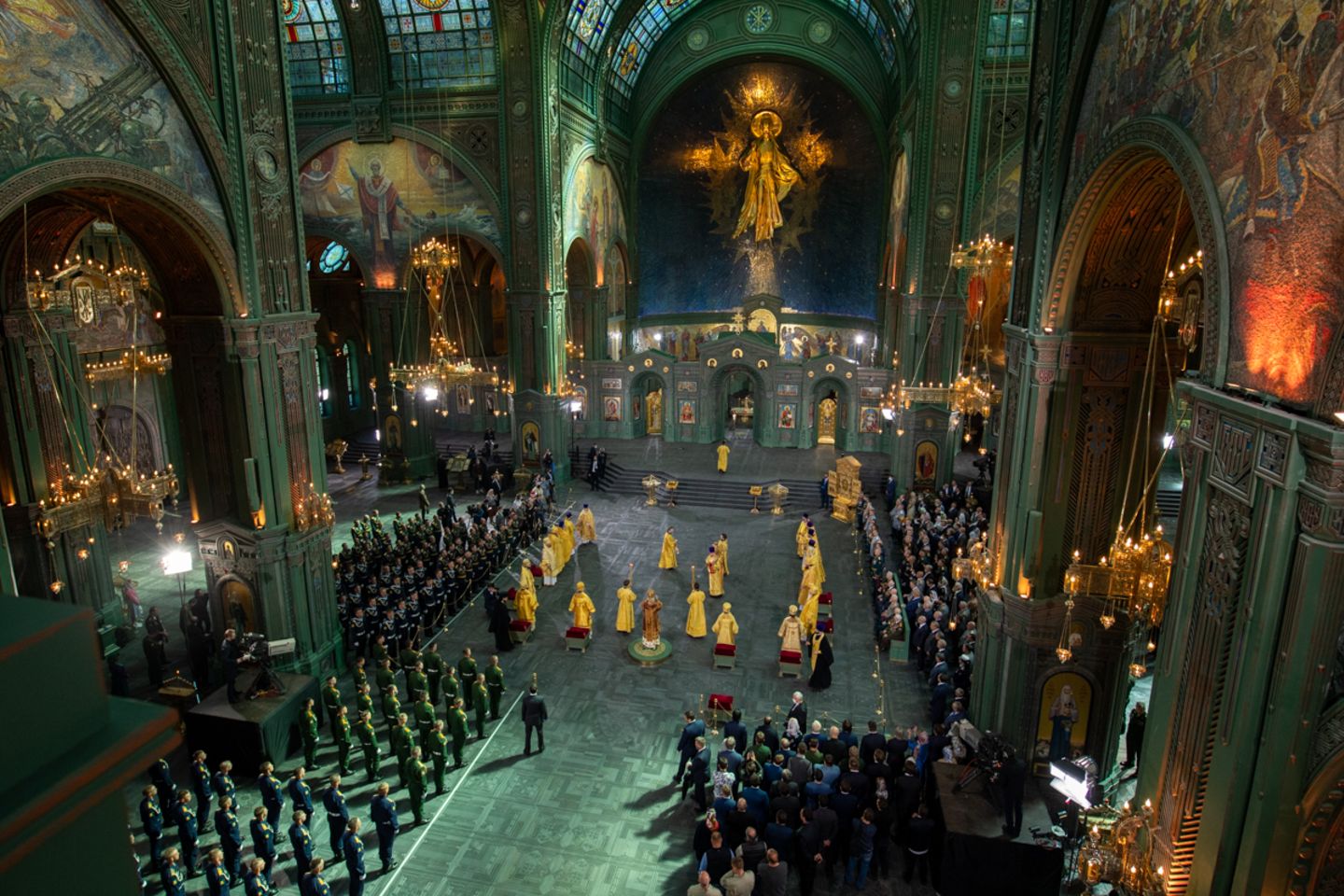 Mitglieder des russischen Militärs nehmen an einer Zeremonie zur Einweihung der "Kirche des Sieges" teil