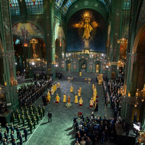 Mitglieder des russischen Militärs nehmen an einer Zeremonie zur Einweihung der "Kirche des Sieges" teil