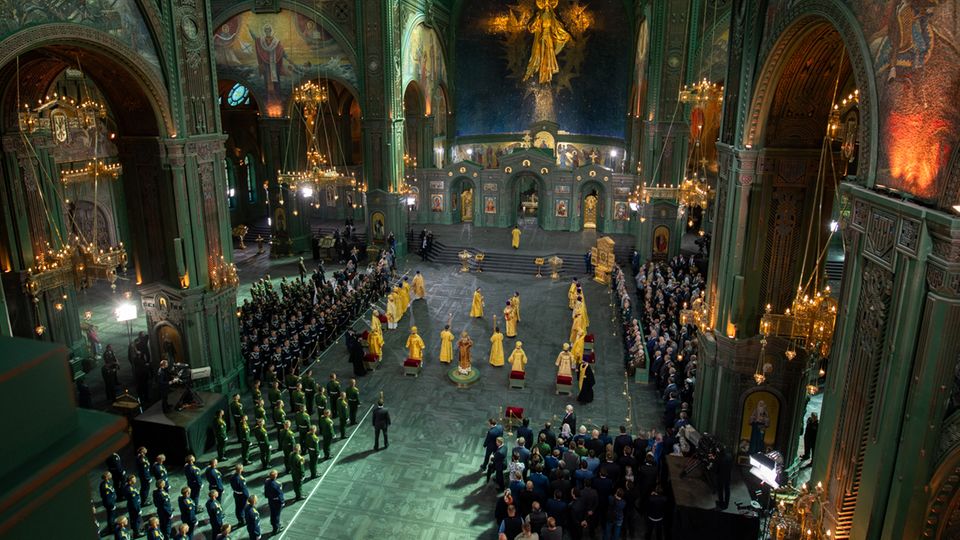 Mitglieder des russischen Militärs nehmen an einer Zeremonie zur Einweihung der "Kirche des Sieges" teil