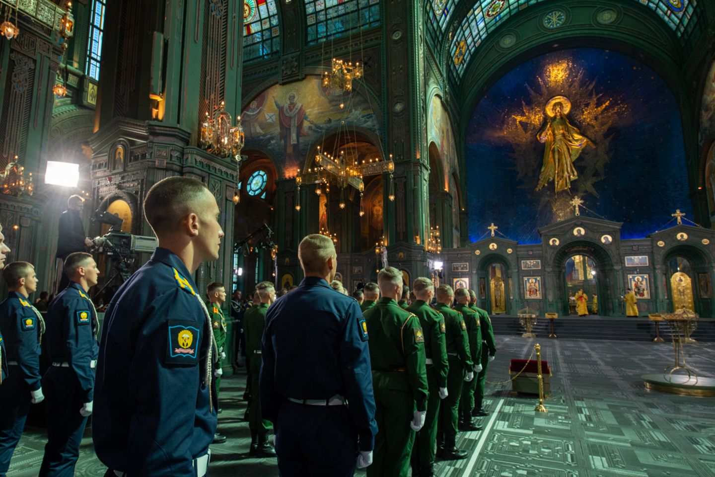 Die "Kirche des Sieges" ist nun Russlands drittgrößte Kathedrale. Mit einer fast 100 Meter hohen goldenen Hauptkuppel soll sie nach offiziellen Angaben rund 6000 Menschen Platz bieten. 