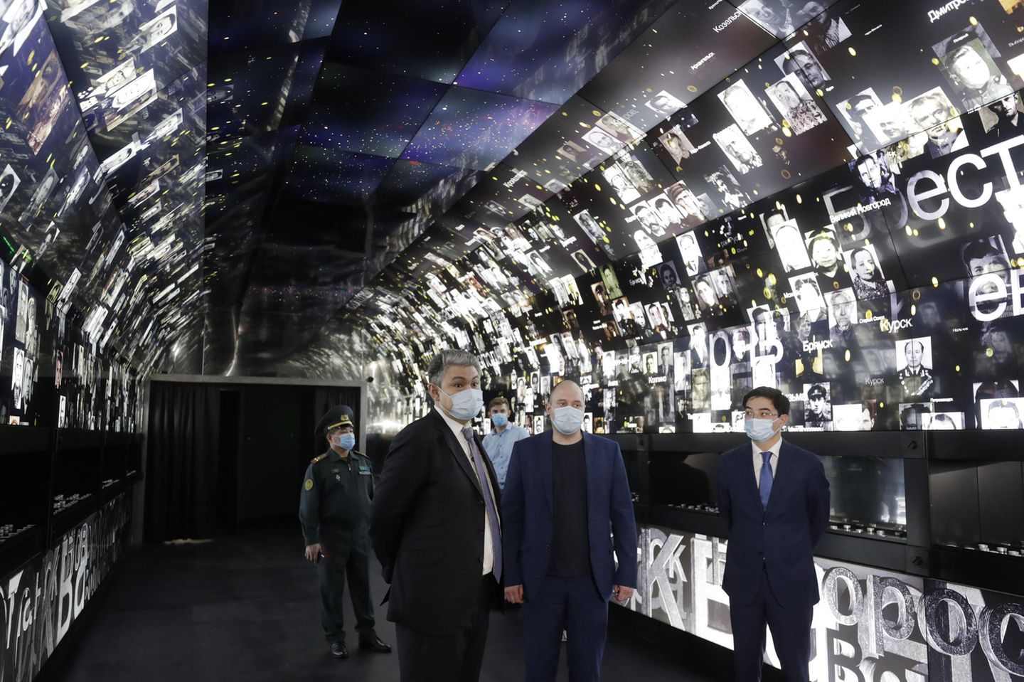 Neue Hauptkirche fürs Militär: Die zu der Kathedrale führende "Straße der Erinnerung" ist 1418 Meter lang ist. Auf diesem Weg sollen Besucher an multimedialen Monitoren die Namen und Fotos aller 33 Millionen sowjetischen Soldaten abrufen können, die im Zweiten Weltkrieg gekämpft haben. Die zu der Kathedrale führende "Straße der Erinnerung" ist 1418 Meter lang ist. Auf diesem Weg sollen Besucher an multimedialen Monitoren die Namen und Fotos aller 33 Millionen sowjetischen Soldaten abrufen können, die im Zweiten Weltkrieg gekämpft haben.