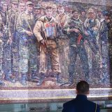 Eine Mosaik zeigt russische Soldaten. "So ein Mosaik entsteht aus Kobaltglas. Jedes Stückchen wird per Hand hergestellt", erzählte ein Bauarbeiter im russischen Staatsfernsehen. Ursprünglich war auch ein Mosaik mit der Abbildung von Wladimir Putin geplant. Doch die Kirchenführung entschied sich nach einem Einspruch des Präsidenten dagegen.