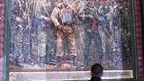 Eine Mosaik zeigt russische Soldaten. "So ein Mosaik entsteht aus Kobaltglas. Jedes Stückchen wird per Hand hergestellt", erzählte ein Bauarbeiter im russischen Staatsfernsehen. Ursprünglich war auch ein Mosaik mit der Abbildung von Wladimir Putin geplant. Doch die Kirchenführung entschied sich nach einem Einspruch des Präsidenten dagegen.