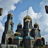 Die Symbolik prägt den gesamten Bau. Die Kirche hat eine olivgrüne Grundfarbe. Der Durchmesser der Hauptkuppel beträgt 19,45 Meter, um an das Jahr des Kriegsendes zu erinnern. Der Glockenturm ist 75 Meter hoch ist, weil in diesem Jahr das 75-Jubiläum des Kriegsendes gefeiert wird. Und die kleine der insgesamt sechs goldenen Kuppeln, für jede Teilstreitkraft des russischen Militärs eine, weist eine Höhe von 14,18 Metern auf. Der Krieg mit dem Deutschen Reich dauerte für die Sowjetunion 1418 Tage.