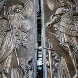 Die neue Hauptkirche der russischen Streitkräfte steckt voller Symbolik. In den Stufen, die zu der Kirche hinaufführen, sind etwa unschädlich gemachte Pistolen der Wehrmacht eingebaut. Das zweiflügelige, aus Metall gefertigte "Siegestor" zeigt zwei Erzengel. "Sie sehen hier Ereignisse schon am Ende des Zweiten Weltkriegs. Im Zentrum sehen Sie ein Schwert, das im faschistischen Adler steckt. Und dieses Schwert stellt den Griff der Tür dar", erklärte Chefarchitekt Dmitrij Smirnow die Symbolik. 