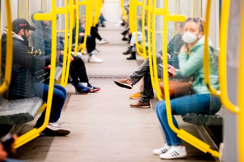 Menschen in einer U-Bahn in Berlin