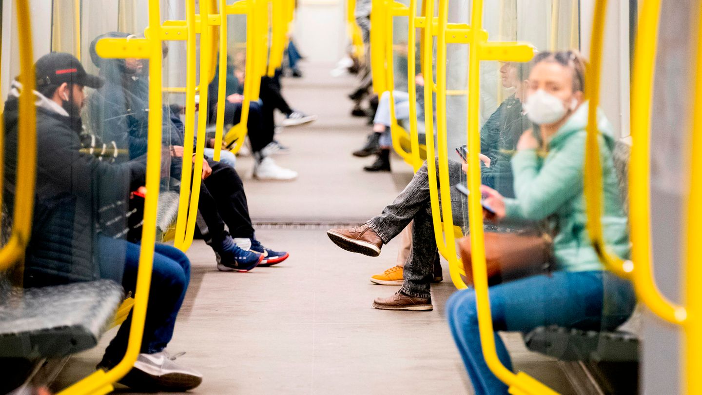 Menschen in einer U-Bahn in Berlin