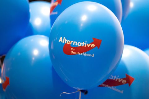 Luftballons mit dem AfD-Logo