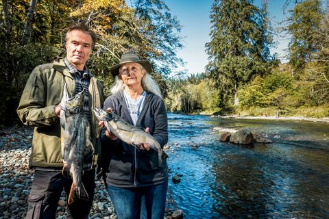 Hannes Jaenicke mit Lachs in Kanada