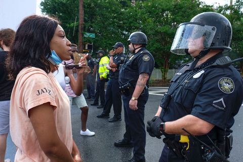 Demonstranten stehen in der US-Stadt Atlanta vor der Polizei. Dort starb erneut ein Schwarzer während eines Polizeieinsatzes.