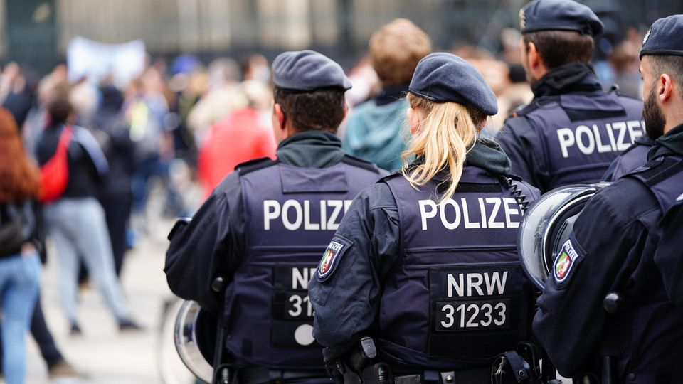 Polizei Hamburg - +++ Achtung! Falsche Polizeibeamte! +++ In den