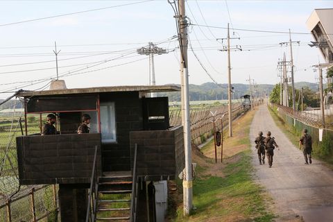 Südkorea, Paju: Soldaten der südkoreanischen Streitkräfte patrouillieren an der Grenze zu Nordkorea