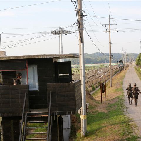 Südkorea, Paju: Soldaten der südkoreanischen Streitkräfte patrouillieren an der Grenze zu Nordkorea