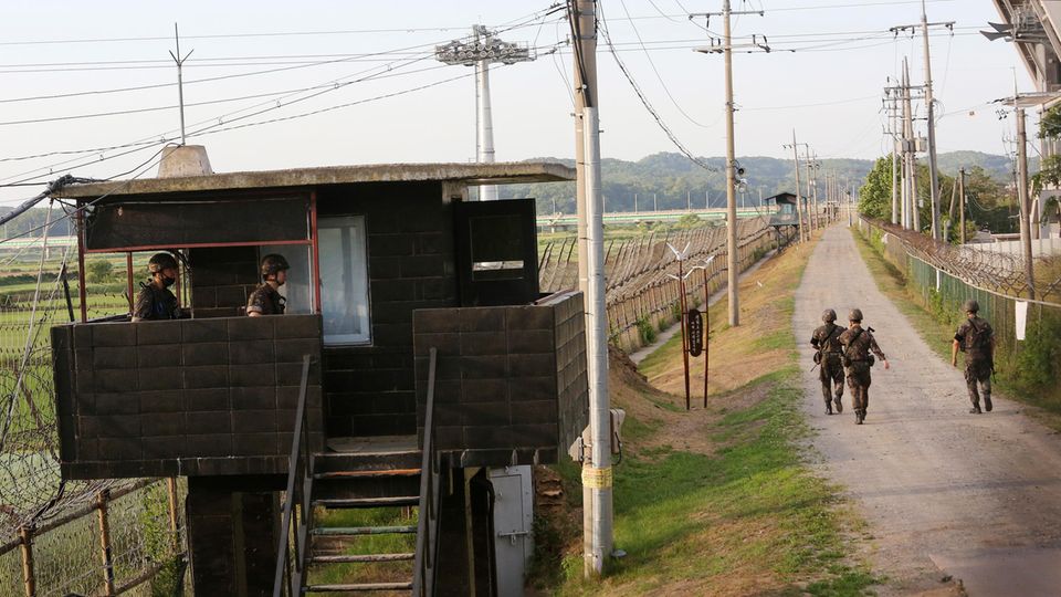 Südkorea, Paju: Soldaten der südkoreanischen Streitkräfte patrouillieren an der Grenze zu Nordkorea Südkorea, Paju: Soldaten der südkoreanischen Streitkräfte patrouillieren an der Grenze zu Nordkorea