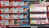 Ferrero hat bei seinen Klassikern Kinderschokolade und Yogurette die Füllmenge von 125 Gramm auf 100 Gramm reduziert. Dabei hatte der Hersteller vor fünf Jahren genau das Gegenteil gemacht und dies mit dem Slogan "Dauerhaft mehr Inhalt" beworben. Warum der Sinneswandel? Ferrero behauptet, dass die Konsumenten die klassische 100-Gramm-Tafel bevorzugen (wobei dieser Standard mittlerweile häufig unterlaufen wird). Zudem sei der Abgabepreis an den Handel nicht gestiegen. Die Verbraucherzentrale vermutet dagegen, dass mit dem "Füllmengenkarussell" damals wie heute dem Handel die Möglichkeit zur versteckten Preiserhöhung gegeben werden soll. Einige Händler haben offenbar davon Gebrauch gemacht: Um bis zu acht Prozent seien die Schokoladentafeln im Laden teurer geworden, haben die Verbraucherschützer beobachtet. (Stand: Juni 2020)