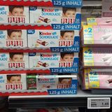 Ferrero hat bei seinen Klassikern Kinderschokolade und Yogurette die Füllmenge von 125 Gramm auf 100 Gramm reduziert. Dabei hatte der Hersteller vor fünf Jahren genau das Gegenteil gemacht und dies mit dem Slogan "Dauerhaft mehr Inhalt" beworben. Warum der Sinneswandel? Ferrero behauptet, dass die Konsumenten die klassische 100-Gramm-Tafel bevorzugen (wobei dieser Standard mittlerweile häufig unterlaufen wird). Zudem sei der Abgabepreis an den Handel nicht gestiegen. Die Verbraucherzentrale vermutet dagegen, dass mit dem "Füllmengenkarussell" damals wie heute dem Handel die Möglichkeit zur versteckten Preiserhöhung gegeben werden soll. Einige Händler haben offenbar davon Gebrauch gemacht: Um bis zu acht Prozent seien die Schokoladentafeln im Laden teurer geworden, haben die Verbraucherschützer beobachtet. (Stand: Juni 2020)