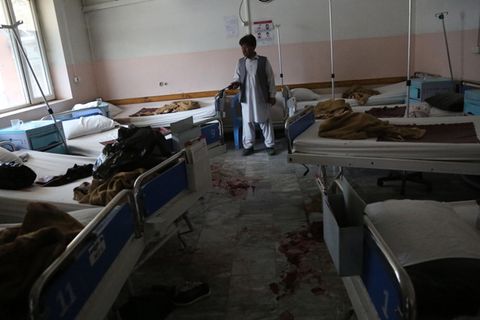 Ein Mann steht nach dem Anschlag in der Entbindungsstation von Ärzte ohne Grenzen in Kabul