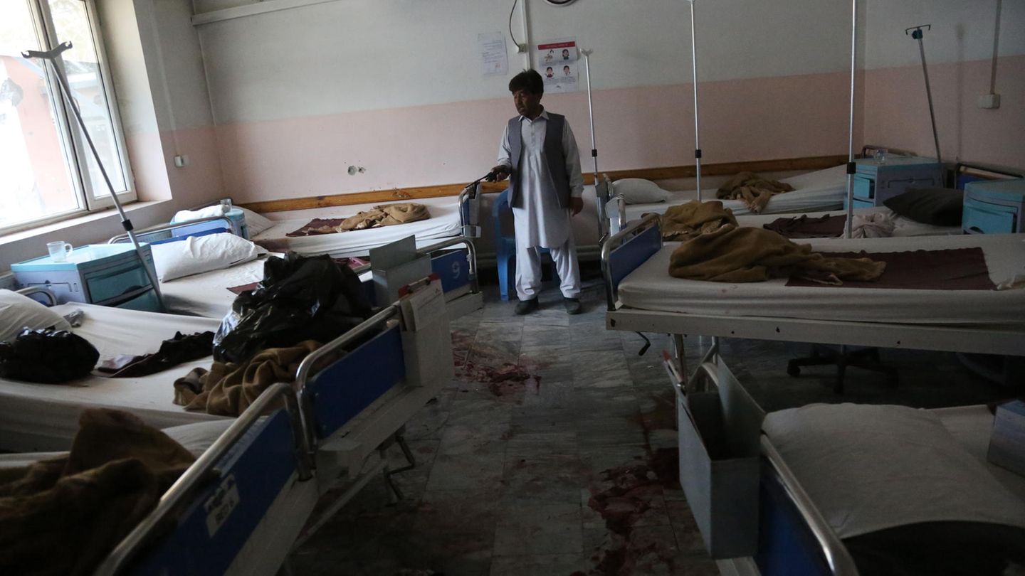 Ein Mann steht nach dem Anschlag in der Entbindungsstation von Ärzte ohne Grenzen in Kabul