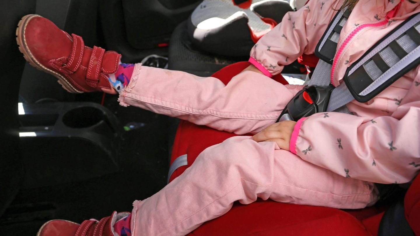 Kind im Auto auf Kindersitz