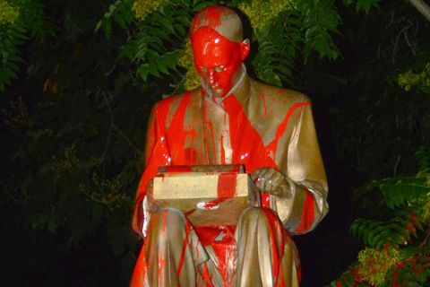 “Rassist und Vergewaltiger“: Journalisten-Denkmal in Italien beschmiert