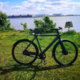 Bei 183 Zentimeter Körpergröße ist der Sattel minimal überhöht, mit den beigelegten Spacern kann der Lenker noch bequemer eingestellt werden.