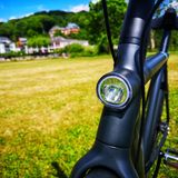 Auch wenn der Scheinwerfer vollkommen im Rahmen integriert wurde, gibt er doch eine gute Ausleuchtung - auch unmittelbar am Vorderrad.