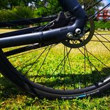 Die Bremsen sind unauffällig im Hinterbau integriert.