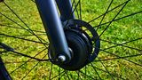 Der Motor ist kaum größer als ein Nabendynamo.