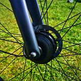 Der Motor ist kaum größer als ein Nabendynamo.