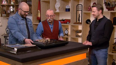 "Bares für Rares"-Experte Sven Deutschmanek setzt den Schachcomputer von Daniel Stuhlpfarrer in Gang, Moderator Horst Lichter ist fasziniert.