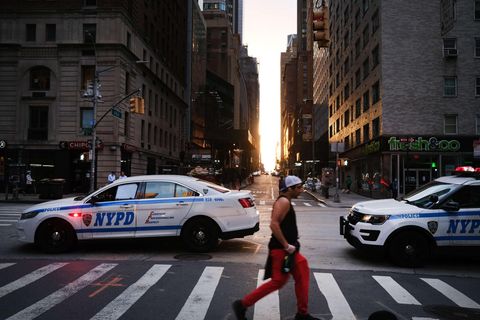 Polizeiwagen blockieren eine Straße in New York.