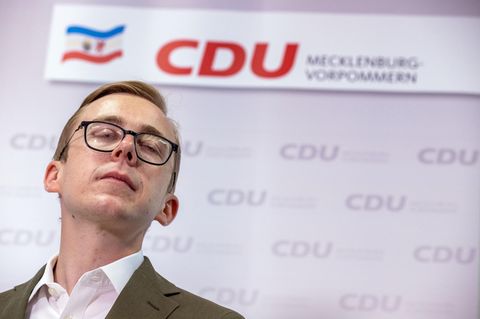 Philipp Amthor vor dem Logo der CDU Mecklenburg-Vorpommern