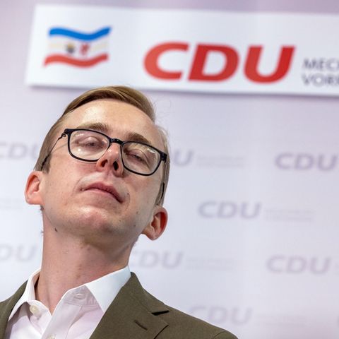 Philipp Amthor vor dem Logo der CDU Mecklenburg-Vorpommern