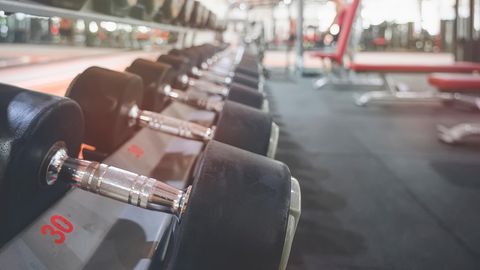 Hanteln im Fitnessstudio