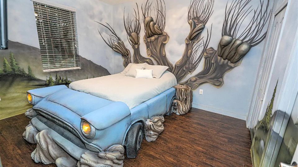 Schlafzimmer mit fliegendem Auto