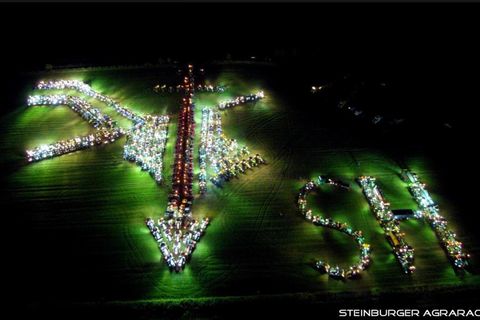 Schleswig-Holstein: Protest gegen Missstände in der Landwirtschaft: Bauern formen rechtes Symbol