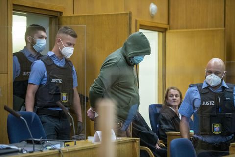 Markus H., der wegen Beihilfe zum Mord an Politiker Lübcke angeklagt ist, wird in einen Gerichtssaal des Oberlandesgerichts gebracht