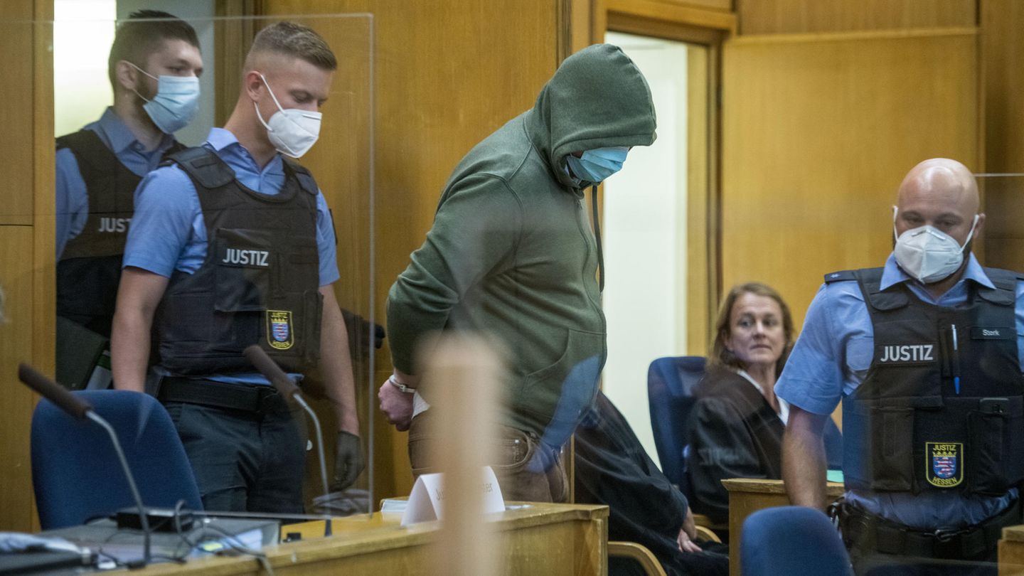 Markus H., der wegen Beihilfe zum Mord an Politiker Lübcke angeklagt ist, wird in einen Gerichtssaal des Oberlandesgerichts gebracht