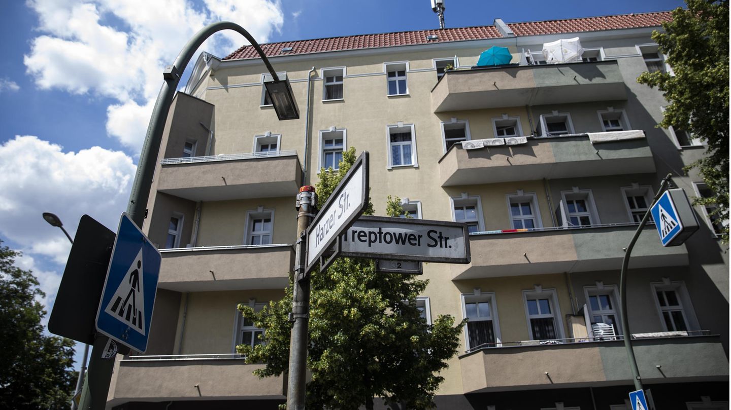 In engen Wohnverhältnissen so wie hier in einem Neuköllner Mietshaus kann sich das Coronavirus schnell verbreiten